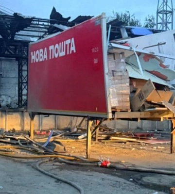 Росіяни тричі за добу атакували депо "Нової пошти" в Харкові