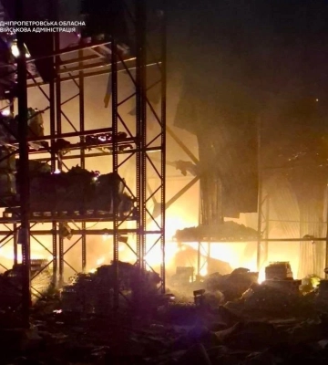 Внаслідок ворожої атаки на Дніпро двоє людей дістали поранень