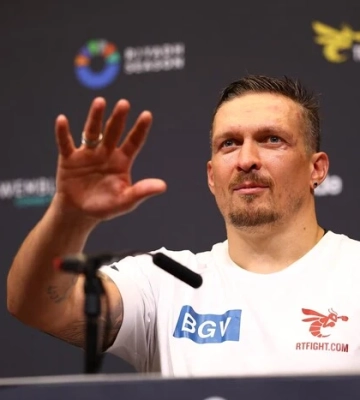 Усик прибув на поєдинок проти Верховена з традиційним талісманом
