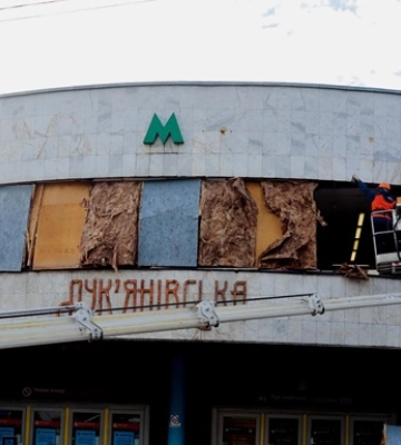 Станция метро "Лукьяновская" и один из входов на станцию "Крещатик" в Киеве не будут работать из-за повреждений, полученных в результате обстрела