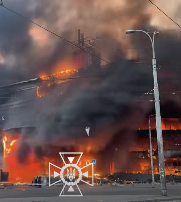 У Києві після атаки РФ згорів ТРЦ та Лук’янівський ринок: деталі (ФОТО)