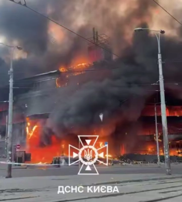 У Києві після атаки РФ повністю згоріли ТРЦ «Квадрат» та Лук’янівський ринок, відео