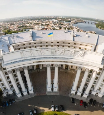 В результате российского обстрела был поврежден главный офис "Укрпочты" на Майдане Независимости