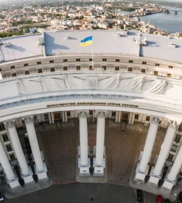 Вперше з часів Другої світової. Внаслідок російської атаки пошкоджено будівлю МЗС України — фото