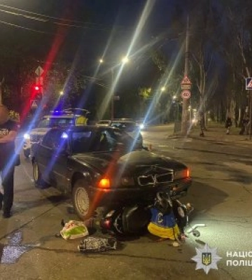 У Миколаєві поліцейські встановлюють обставини автоаварії, у якій травмувань зазнав водій мопеду