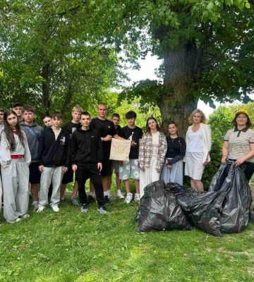 У Корці волонтери провели толоку на території замку князів Корецьких