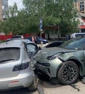 У Полтаві на регульованому перехресті зіткнулися два легковики