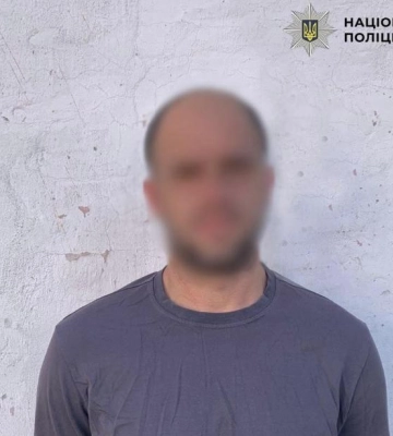 В одному з районів столиці чоловік після обстрілу обкрадав пошкоджені квартири — зловмисника затримали правоохоронці