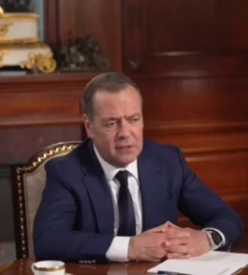 Пепел вместо столицы: Медведев бредит уничтожением Киева