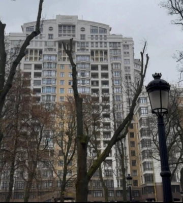 У Києві під час російської атаки пошкоджено будинок, де квартира Міндіча