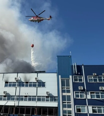 На Київщині через атаку РФ зайнявся склад, масштабну пожежу гасили роботи і гелікоптери