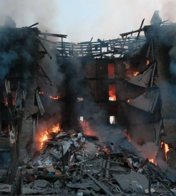 Поліція зафільмувала перші хвилини після удару РФ по Києву: моторошне відео