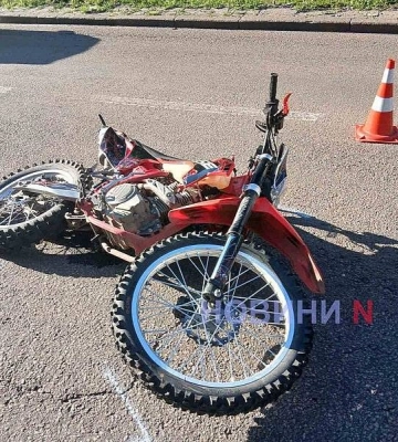 У Миколаєві 15-річний мотоцикліст врізався у Fiat: потерпілого забрала «швидка»