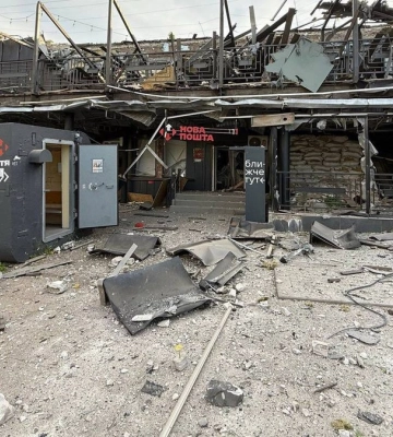 Російська армія вдарила по відділенню "Нової пошти": частина посилок під завалами