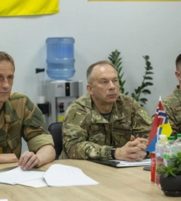 Сирський з норвезьким колегою відвідали бойові частини на півдні України