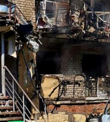 У вогні перші й верхні поверхи: ворог атакував будинок на Дніпропетровщині
