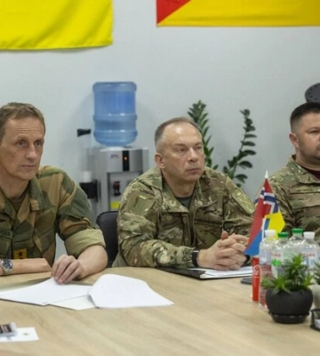 Сирський з норвезьким колегою відвідали бойові частини на півдні України