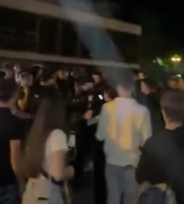 У центрі Луцька поліція розганяла молодь сльозогінним газом: що там відбувалось насправді (відео)