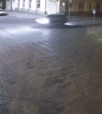 В Ужгороді водій на швидкості врізався в дорожнє огородження, зняв номерні знаки та втік
