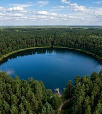 На Поліссі серед лісу причаїлось глибоченне озеро – ідеальне для риболовлі та відпочинку в тиші