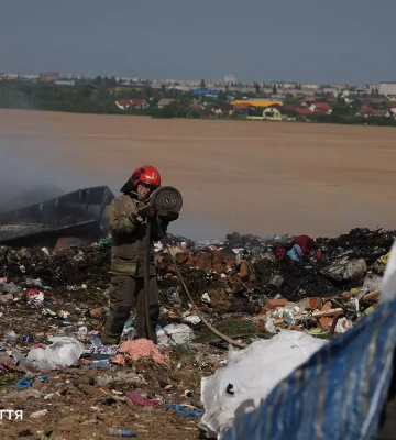 Ужгородські рятувальники вкотре ліквідували займання на сміттєзвалищі в селі Барвінок