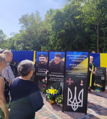 У центрі Канева відкрили Алею Слави зі світлинами 103 полеглих героїв