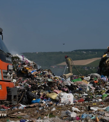 Під Ужгородом у селі Барвінок загасили ще одну пожежу на сміттєзвалищі
