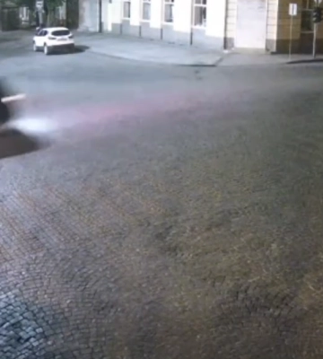 В Ужгороді водій на швидкості врізався в дорожнє огородження, зняв номерні знаки та втік