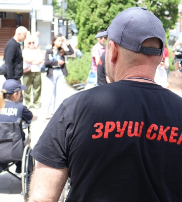 У центрі Луцька посадовці вчилися долати бордюри у кріслах колісних. Фото