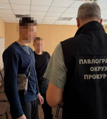 Душил и удерживал в квартире: на Днепропетровщине мужчина пытал беременную 16-летнюю сожительницу