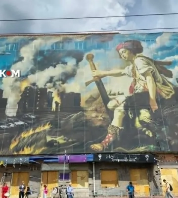 В Киеве на Лукьяновке после атаки РФ уцелел пророческий баннер