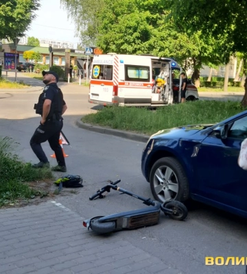 У Луцьку на Молоді хлопчик на електросамокаті влетів у авто. Фото