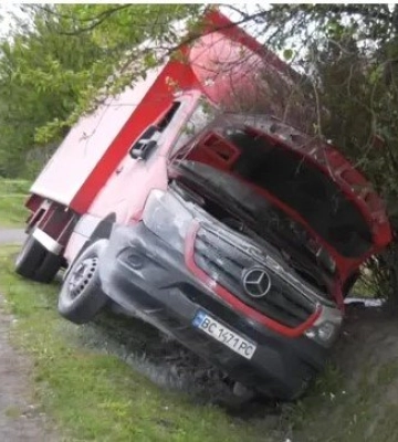 Поблизу Луцька водій вантажівки з'їхав у кювет, тікаючи від ТЦК