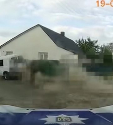 У Камені-Каширському п’яний водій тікав від поліції та врізався у паркан (відео)