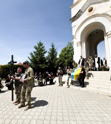 Мукачево на колінах: місто попрощалося з 45-річним Героєм Іваном Чавою (ФОТО)