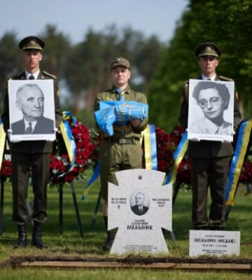 Останки лідера ОУН повернули з Люксембургу: кого Зеленський назвав наступним