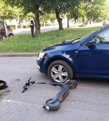 У Луцьку на Молоді хлопчик на електросамокаті влетів у авто. Фото