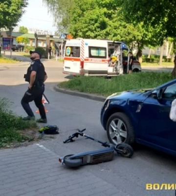 У Луцьку на Молоді хлопчик на електросамокаті влетів у авто. Фото