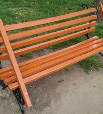 На Волині вандали вкотре потрощили відремонтовану лавку біля міськради