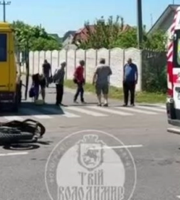 У місті на Волині 17-річний мотоцикліст зіткнувся з маршруткою