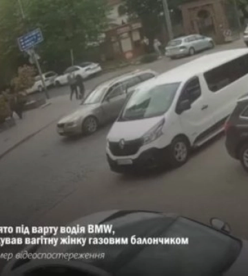 Напад на пішохідному переході: у Хусті водій BMW розпилив газ в обличчя вагітній жінці