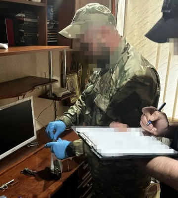 На Донеччині правоохоронця викрили на продажі гранатометів і боєприпасів