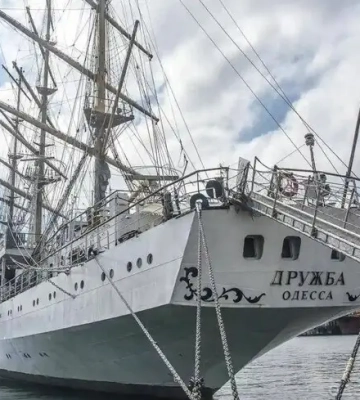 В Одессе российский морской дрон атаковал учебный парусник «Дружба»