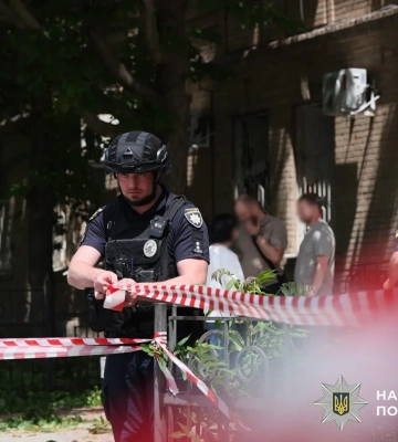 Вражеская атака на Запорожье: трое раненых, повреждены здание и автомобили