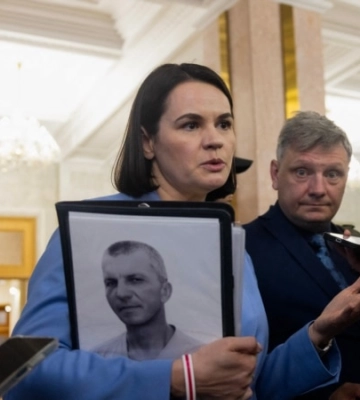 Тихановська під час візиту до Києва нагородила медалями білоруських добровольців, які у складі ЗСУ