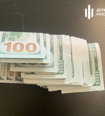 9 тисяч доларів за "зняття з розшуку" — на Закарпатті ДБР викрило адвоката на вимаганні грошей у військового