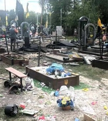 Росіяни вдарили по кладовищу на Чернігівщині, є постраждала. ФОТОрепортаж