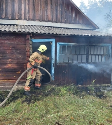 Спалахнула трава – горіла й хата: на Волині рятувальники загасили пожежу 