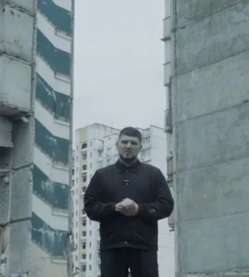 Командир РДК Капустін звернувся до росіян на тлі зруйнованої багатоповерхівки у Києві