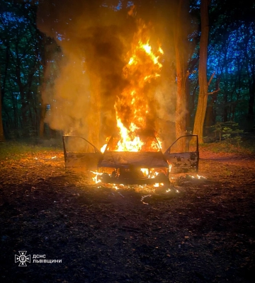 Рятувальники понад три години гасили палаючий автомобіль у Винниках, - ФОТО